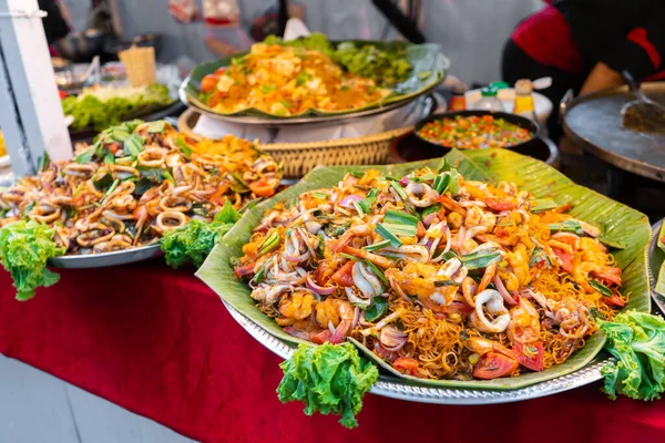 亚洲街头食品市场 食物柜台 小烧烤在一根叫做Satey的木棍上 — 图库照片