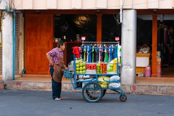 Prodavač Pouličních Potravin Asii Mobilní Vozík Jídlem Kolečkách Bangkok Tailand — Stock fotografie