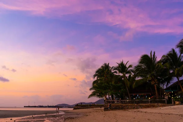 Puesta Sol Una Playa Tropical Paradisíaca Con Palmeras —  Fotos de Stock