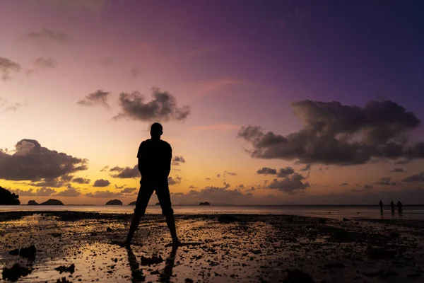Silhouette Eines Mannes Strand Bei Sonnenuntergang Der Mensch Freut Sich — Stockfoto
