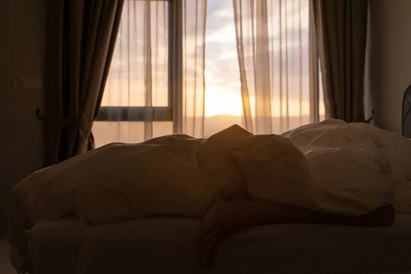 Das Mädchen Schläft Morgens Morgengrauen Und Hängt Das Bett Hinunter — Stockfoto