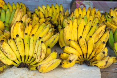Sarı muz dalları olan bir tezgah.