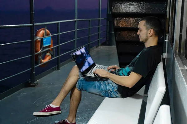Молодий Чоловік Працює Ноутбуці Палубі Корабля Віддалена Робота Завжди Язку — стокове фото
