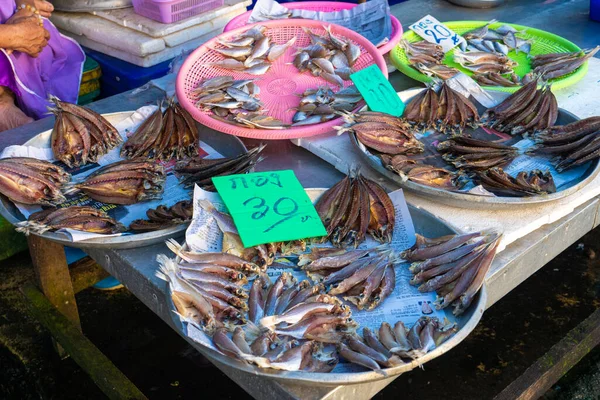 魚市場のカウンターで新鮮な魚介類を海で味わう — ストック写真