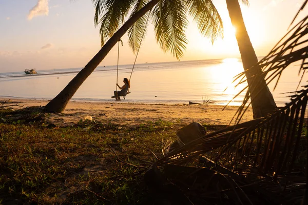 Das Mädchen Strand Reitet Bei Sonnenuntergang Auf Einer Schaukel Sonnenuntergang — Stockfoto