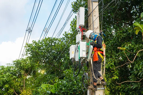 Een Professionele Elektricien Voert Installatiewerkzaamheden Uit Een Paal Een Elektricien — Stockfoto