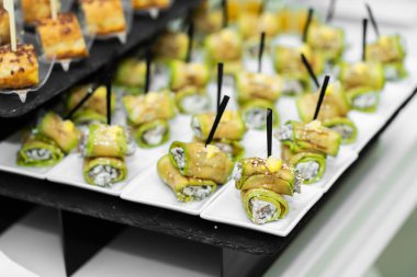 Bir sürü abur cubur ve aperatifle dolu bir açık büfe masası..