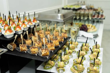 Bir sürü abur cubur ve aperatifle dolu bir açık büfe masası..