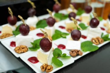 Bir sürü abur cubur ve aperatifle dolu bir açık büfe masası..