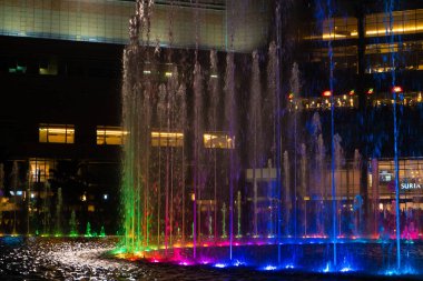 Dans eden çok renkli fıskiyelerin gece görüşü. Şarkı Söyleyen Çeşmelerin Gösterisi.