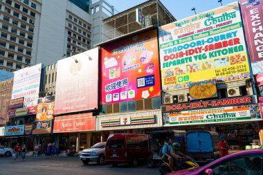 Asya şehrinin her zamanki caddesi. Çok renkli alçak binalar ve motosikletler. Bangkok / Tailand - 02.04.2020