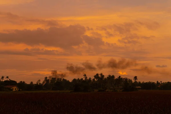 Szokatlanul Szép Tüzes Vörös Trópusi Naplemente Hegyekben — Stock Fotó