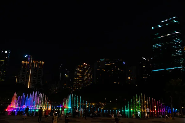 Vista Nocturna Las Fuentes Multicolores Danzantes Espectáculo Fuentes Canto —  Fotos de Stock