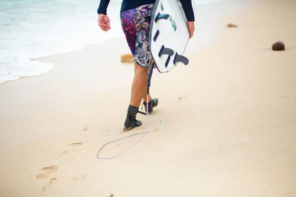 Сёрфер Surfing Man Surfboard Walking Sandy Tropical Beach Здоровый Образ — стоковое фото