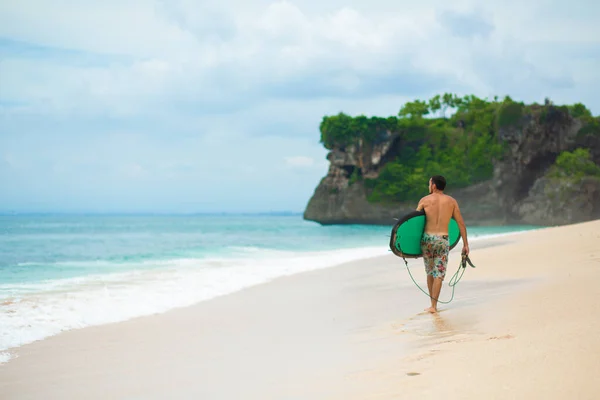 Surfista Surf Man Con Tavola Surf Piedi Sulla Spiaggia Tropicale — Foto Stock