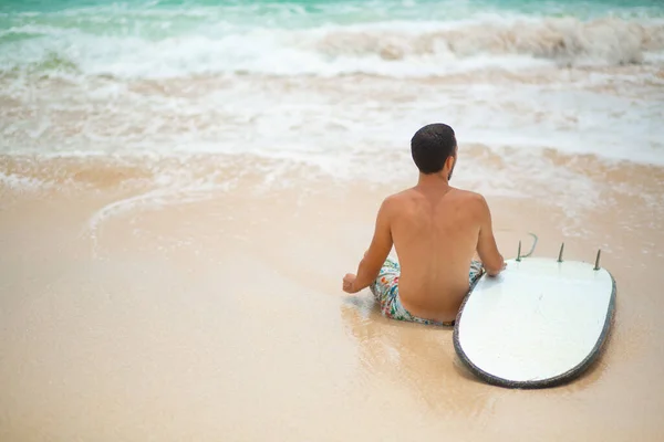 Tipo Está Descansando Una Playa Tropical Arena Después Montar Surf — Foto de Stock