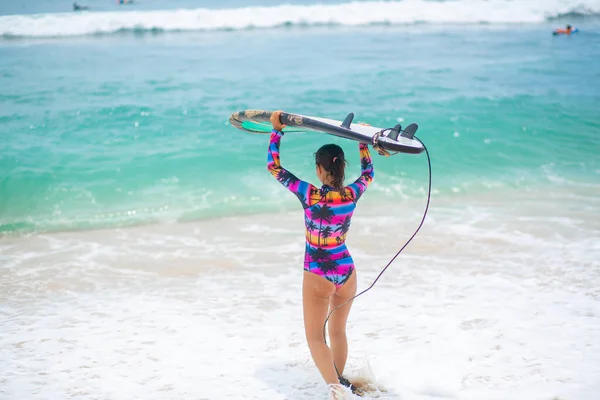 Menina Magro Sexy Com Prancha Surf Praia Areia Tropical Estilo — Fotografia de Stock