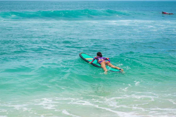 Sexy Ragazza Sottile Cavalcando Tavola Surf Nell Oceano Stile Vita — Foto Stock