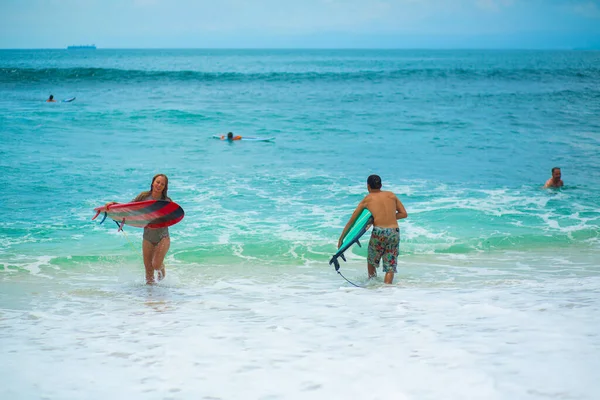 Surfista Surf Man Con Tavola Surf Piedi Sulla Spiaggia Tropicale — Foto Stock