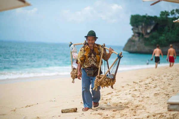 Hombre Vende Cacahuetes Aperitivos Playa Bali Indonesia 2018 — Foto de Stock