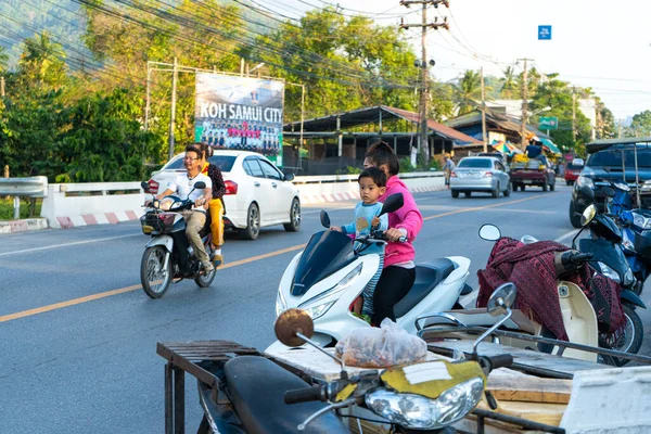 Мама Маленьким Ребенком Шлемов Едет Мотоцикле Бангкок Таиланд 2020 — стоковое фото