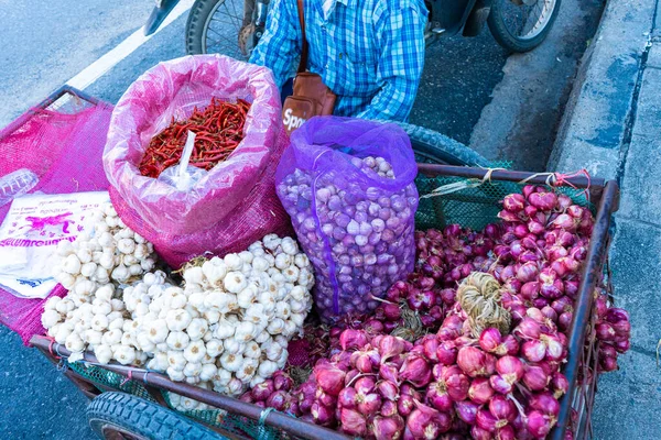Azjatycki Sprzedawca Uliczny Sprzedaje Przyprawy Cebulę Czosnek Paprykę Wózku Ulicy — Zdjęcie stockowe