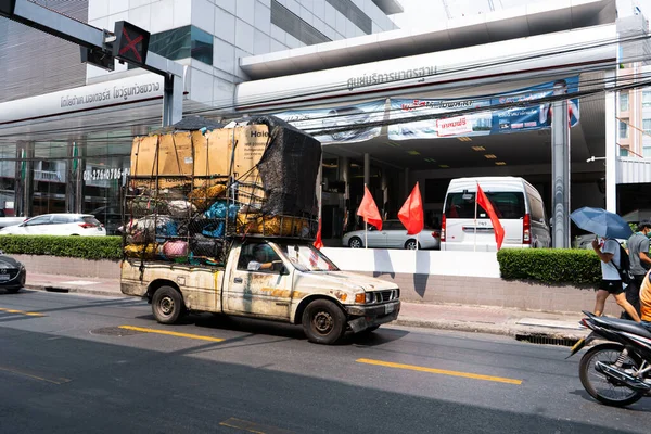 老旧的生锈的车与一块木板 搬运垃圾 坐着一辆旧车曼谷 Tailand 2020 — 图库照片