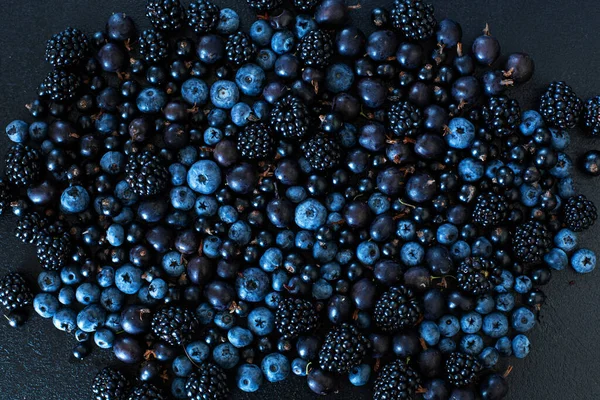 Siyah Bir Masada Farklı Türde Böğürtlenlerin Karışımı Şık Mevsimlik Vitaminler — Stok fotoğraf