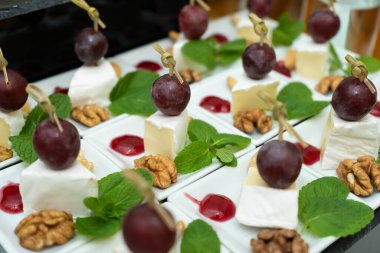 Bir sürü abur cubur ve aperatifle dolu bir açık büfe masası..