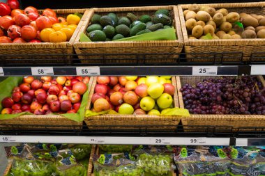 Tayland marketinde içinde tropikal meyveler olan raflar. Bangkok / Tailand - 02.04.2020