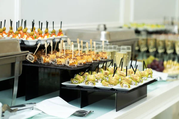 Table Buffet Festive Avec Nombreux Snacks Hors Œuvre — Photo