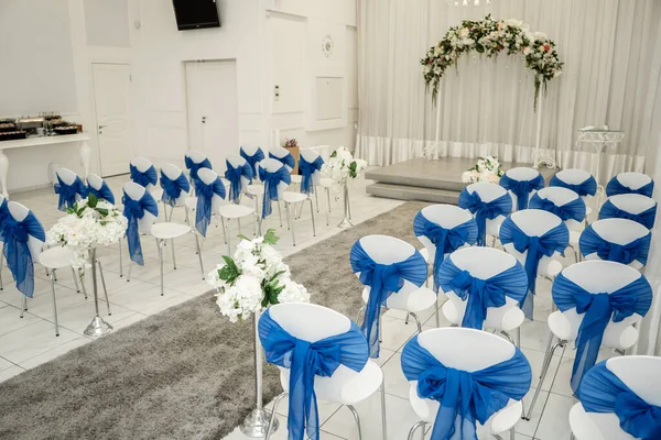 Fényes Hely Esküvőknek Kék Ruhával Díszített Vendégszékek Sorai — Stock Fotó