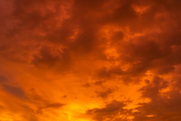 异常美丽的红色热带日落 燃烧的云彩 天空中的火 — 图库照片