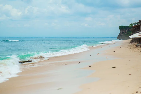 Uma Praia Tropical Ideal Para Surfar Oceano Bela Água Azul — Fotografia de Stock