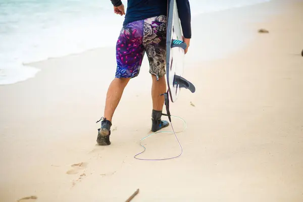 Surfista Surfing Man Surfboard Walking Sandy Tropical Beach Inglés Estilo — Foto de Stock