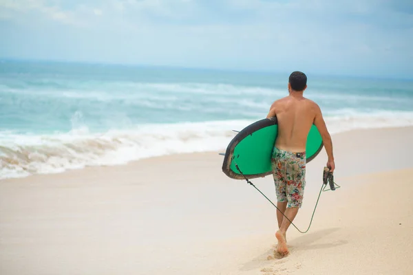 Surfista Surf Man Con Tavola Surf Piedi Sulla Spiaggia Tropicale — Foto Stock