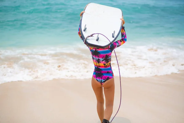Tropikal Kumsalda Sörf Tahtası Olan Seksi Sıska Kız Yaz Mesleğinde — Stok fotoğraf