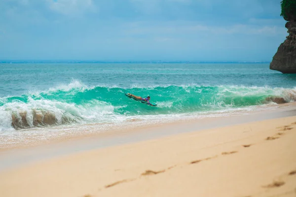 性感瘦小的女孩骑在海浪冲浪板上在海里 暑期健康积极的生活方式 — 图库照片