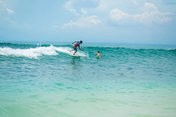 Tipo Sta Nuotando Sulla Tavola Surf Sull Oceano Stile Vita — Foto Stock