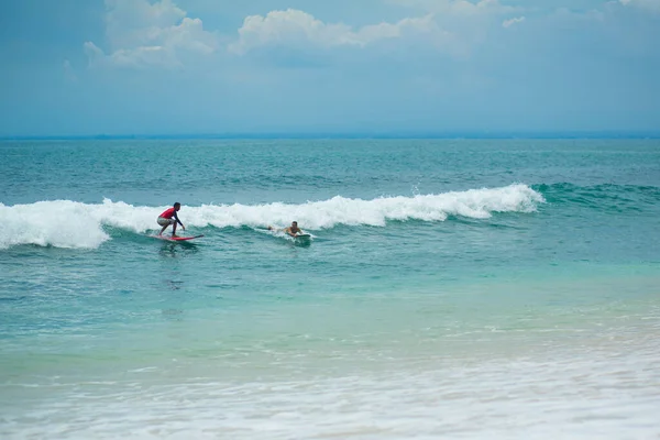 Killen Simmar Surfbrädan Havet Hälsosam Aktiv Livsstil Sommar Kallelse Bali — Stockfoto