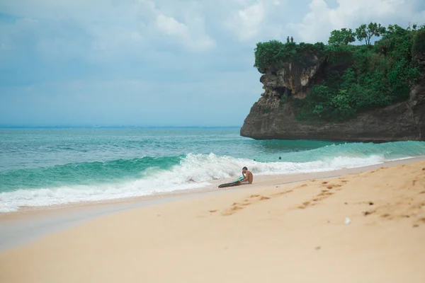Τύπος Αναπαύεται Μια Αμμώδη Τροπική Παραλία Αφού Έκανε Σέρφινγκ Υγιής — Φωτογραφία Αρχείου