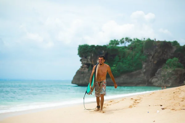 Surfista Surf Man Con Tavola Surf Piedi Sulla Spiaggia Tropicale — Foto Stock