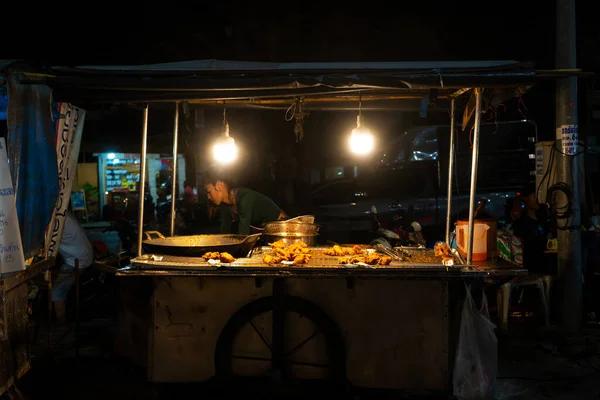 Asijský Noční Trh Potravinami Vozíky Pojízdnými Potravinami Bangkok Tailand 2020 — Stock fotografie
