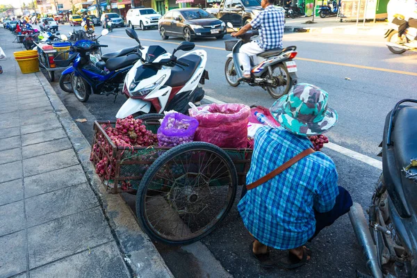 Aziatische Straatverkoper Verkoopt Kruiden Uien Knoflook Paprika Een Kar Straat — Stockfoto