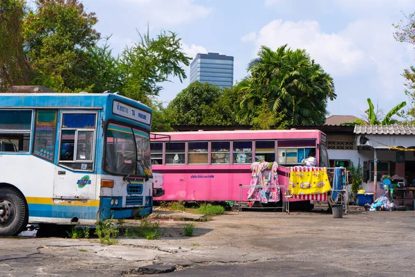 停放停用的旧巴士 Tailand 2020 — 图库照片