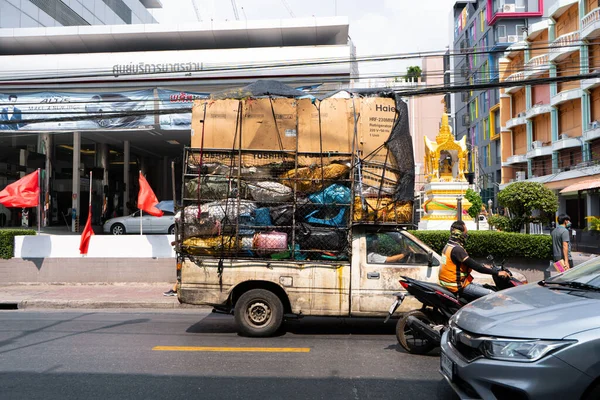 老旧的生锈的车与一块木板 搬运垃圾 乘坐一辆旧车 Tailand 2020 — 图库照片
