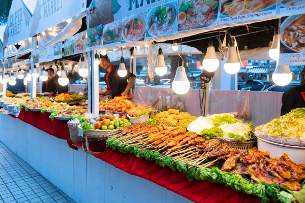 亚洲街头食品市场 食品柜台 小烤肉棒也叫撒旦 Tailand 2020 — 图库照片