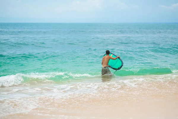 Man Zwemt Surfplank Oceaan Gezonde Actieve Levensstijl Zomerroeping Stockfoto