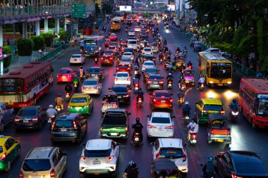 Bangkok 'ta akşam trafiği. Bir sürü araba trafikte sıkıştı. Bangkok / Tailand - 02.04.2020
