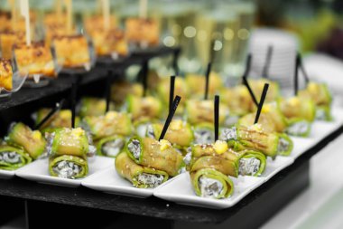 Bir sürü abur cubur ve aperatifle dolu bir açık büfe masası..